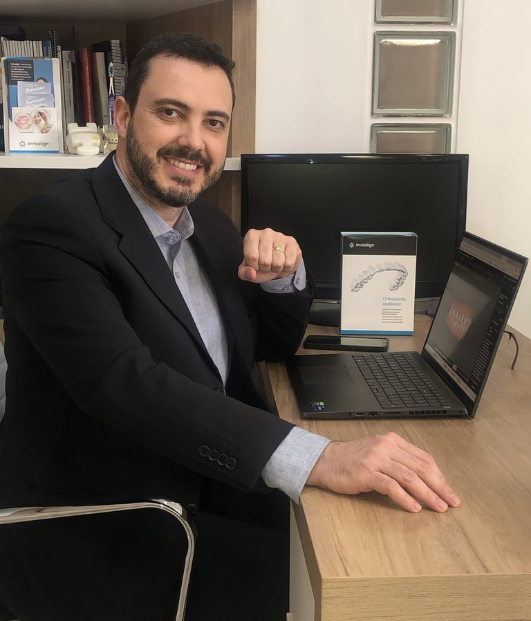 Dr Fabio apresentando Invisalign para seu paciente na Lapa Paraná