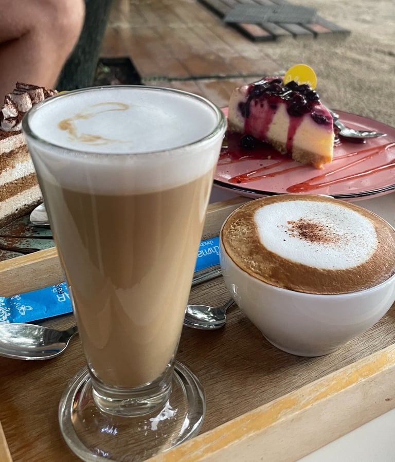 Kawa i ciasto na plaży