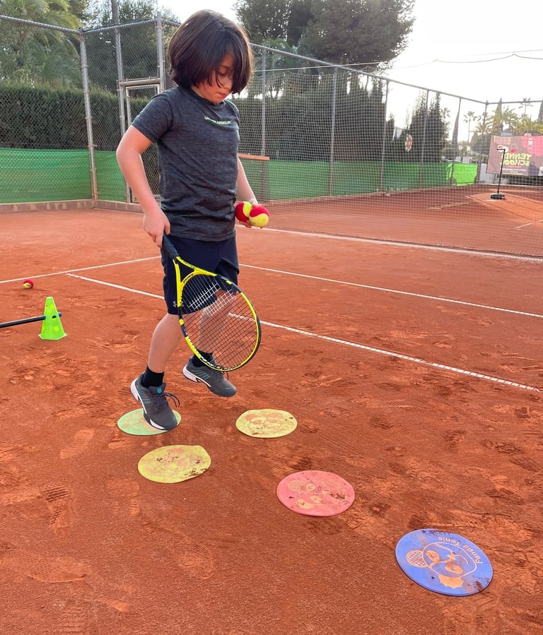 Niño aprendiendo a jugar al tenis jugando en Panda Tenis Escuela de tenis para niños en Mijas