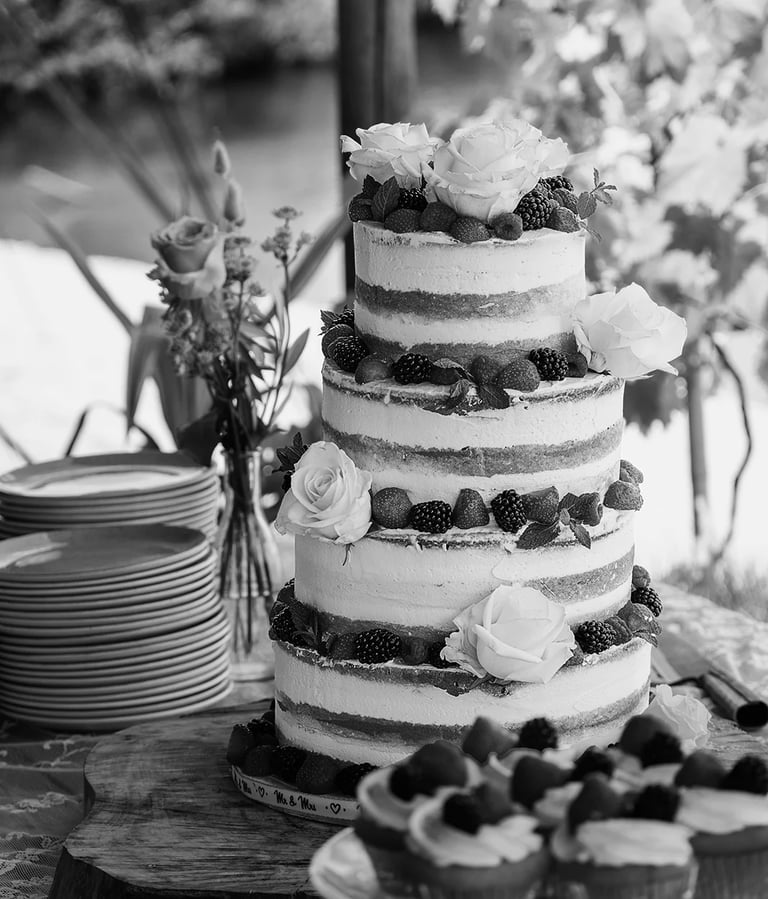 bruidstaart met aardbeien en lagen