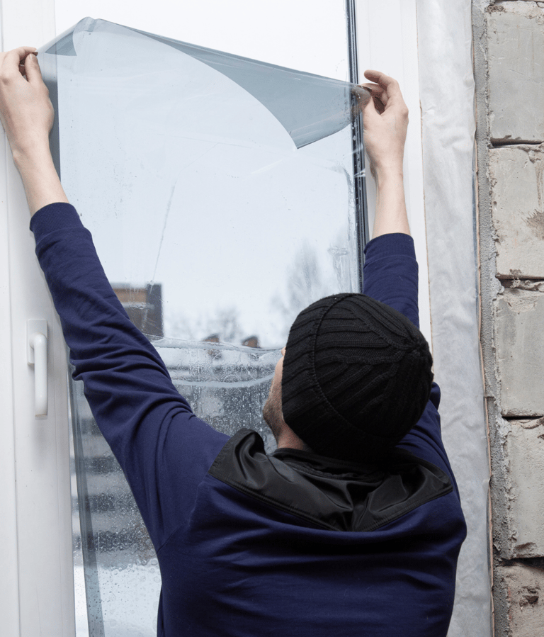 ein Mann installiert Glasdekor