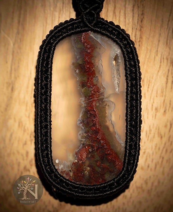 pendentif élégant, micro macramé, agate mousse rouge d'Indonésie, transparence, fil noir Linhasita, artisanat français