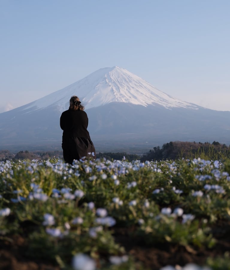 Foto mía de espaldas con el Monte Fuji de fondo