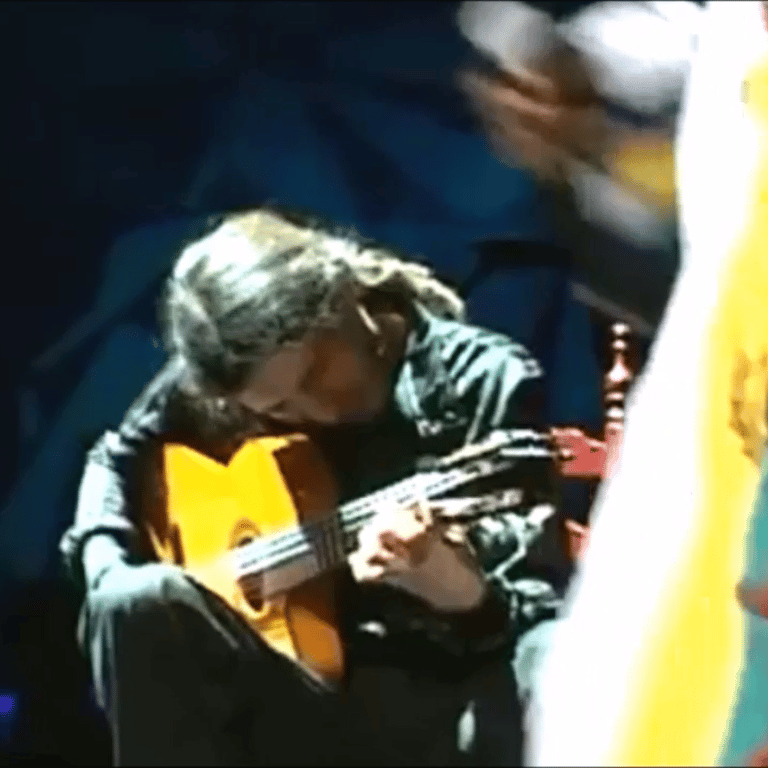 Paco Lomeña en el concierto en que se grabó el album "Techarí Live"