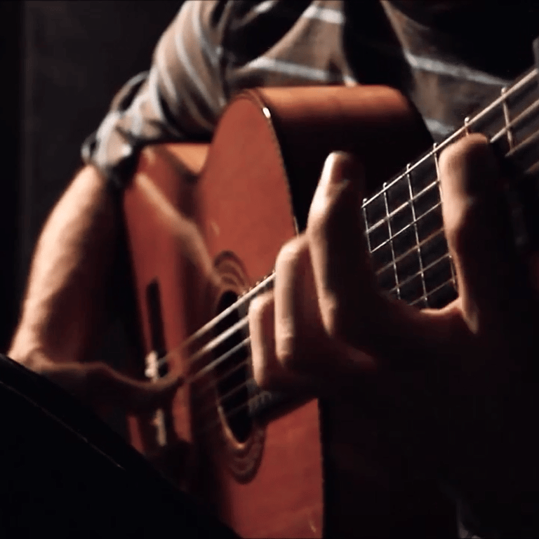 Detalle de las manos de Paco Lomeña en un videoclip de "Barcelona sessions" junto a Xuxa Levy.