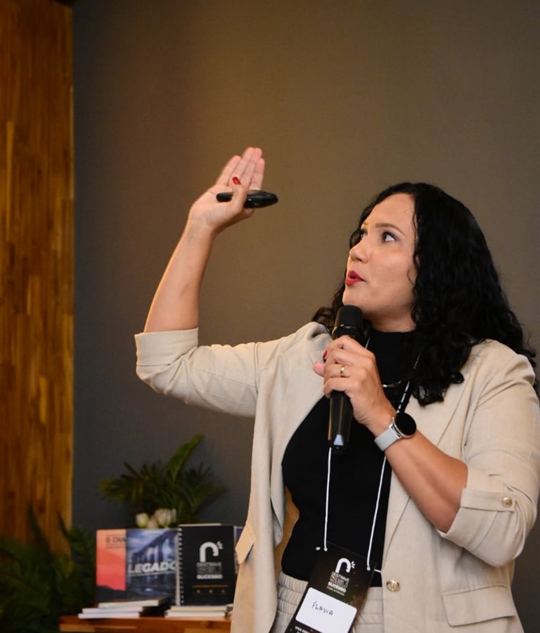 Convidada do Destrave Seu Sucesso palestrando sobre finanças.