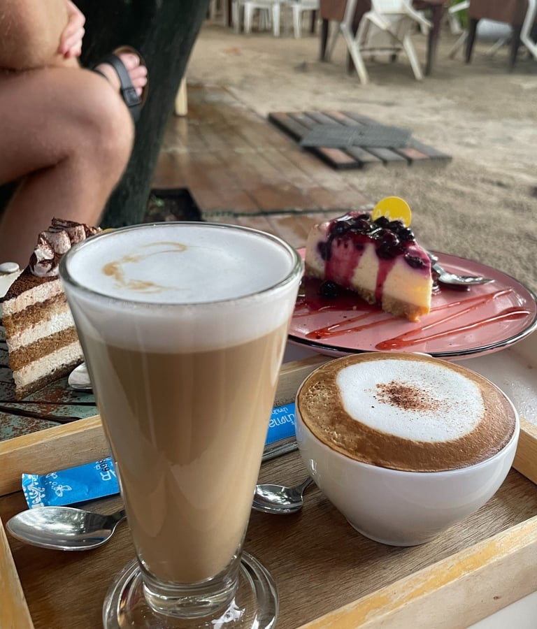 Kawa i ciasto na plaży