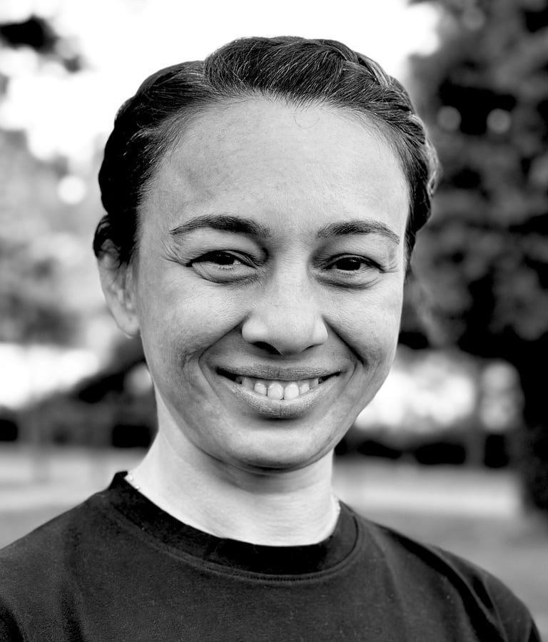 Mine Şilliler Tai Ji Qi Gong instructor of WDP Turkey, smiling outdoors in black shirt