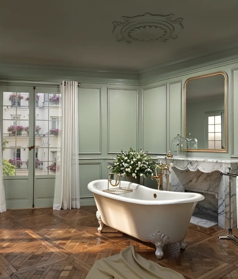 Zoom sur une baignoire moderne posee sur un parquet ancien, agence Nina Poma Studio.