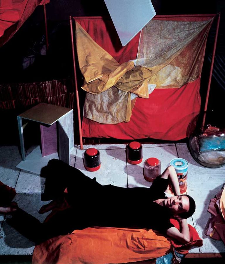 Espaço de trabalho colorido e imersivo de Hélio Oiticica com instalações artísticas.