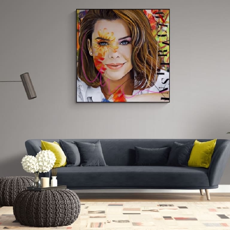 Artes plásticas em destaque: quadro colorido na parede da sala, iluminando o espaço com sua beleza