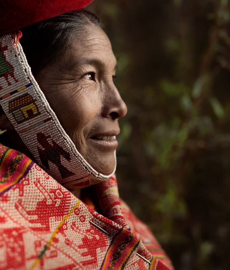 Mujer de perfil miembro de la Cooperativa Artesanal de Ollantaytambo