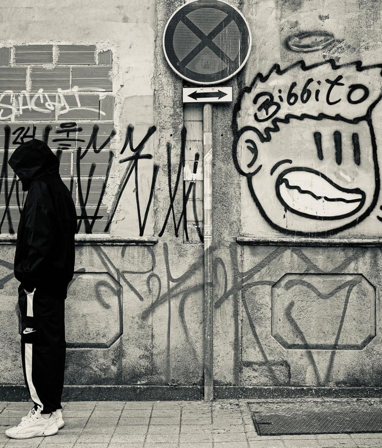 ZinLeo no clipe de Bons Bandidos gravado na Europa