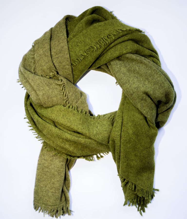 Dark green yak wolle shawl with soft texture and fringed edges, displayed flat on white background.