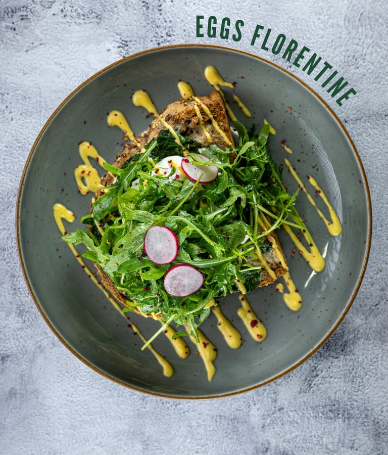 Eggs Florentine: gepocheerd ei met rucola en hollandaisesaus — brunch bij Krunch Gent