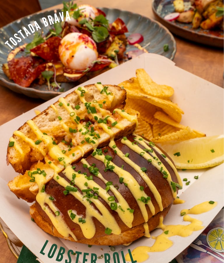 Lobster Roll met frietjes en huisgemaakte saus — brunch bij Krunch Gent
