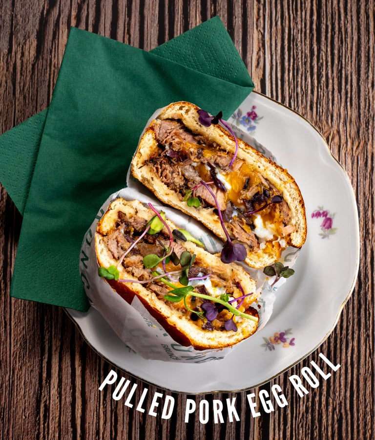 Pulled Pork Egg Roll van Krunch Gent: broodje met gepulled varkensvlees en verse cress