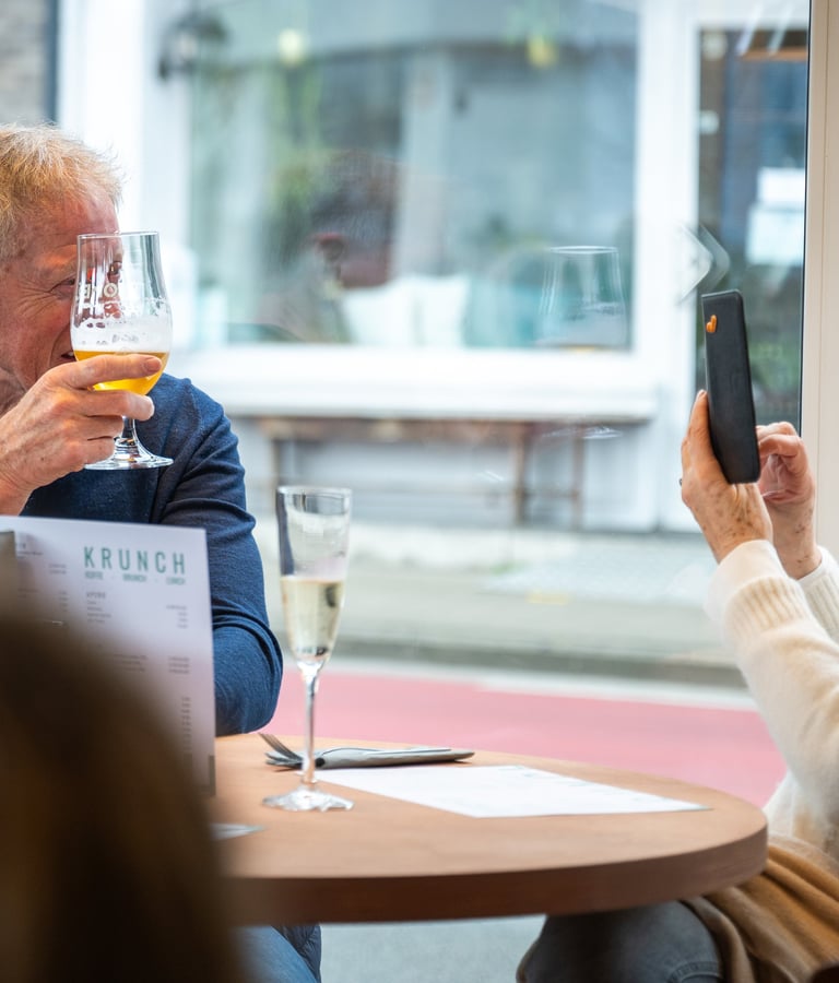 Gast met een drankje in het sfeervolle interieur van Krunch Gent