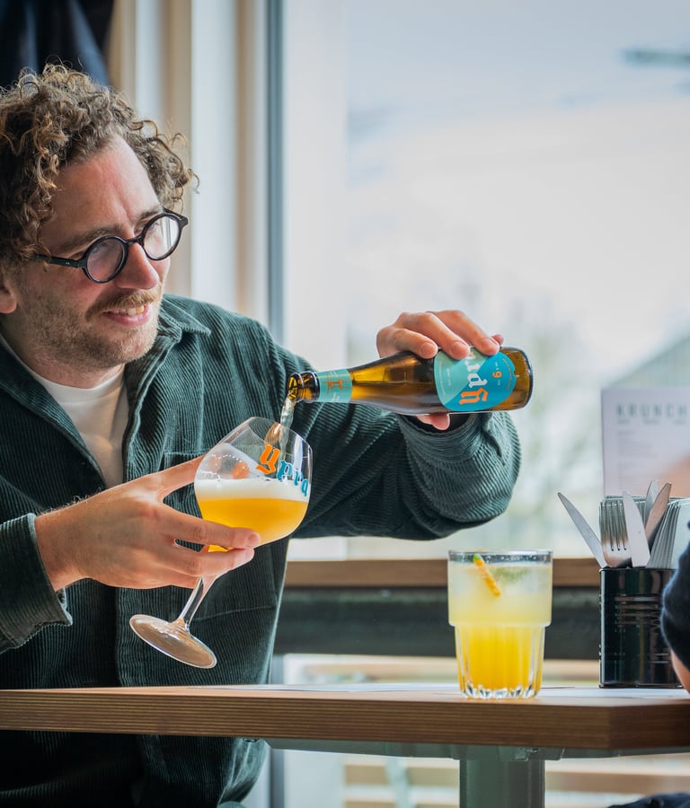 Gast schenkt een fris drankje in bij Krunch Gent