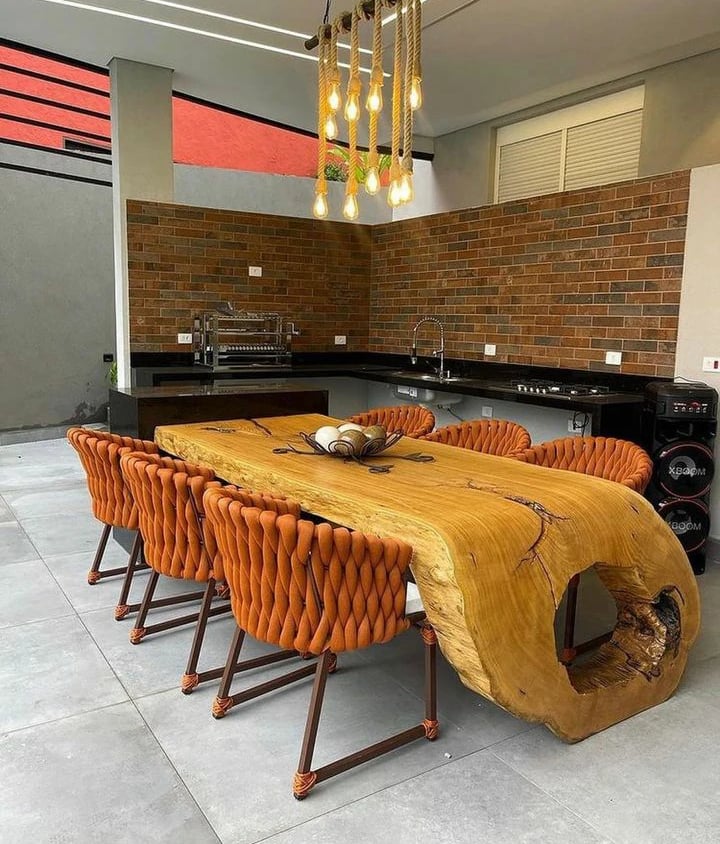 uma mesa de jantar com mesa e cadeiras de madeira