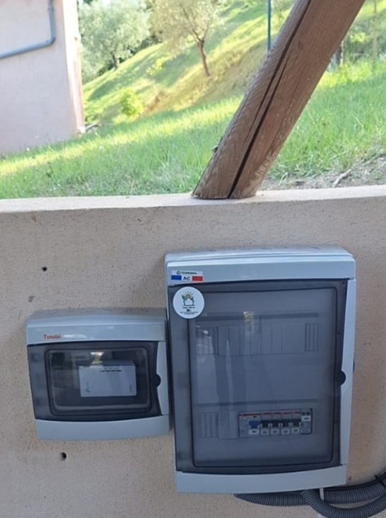 Tableau électrique AC et module domotique installés pour l’installation photovoltaïque sur carport à Mézel.