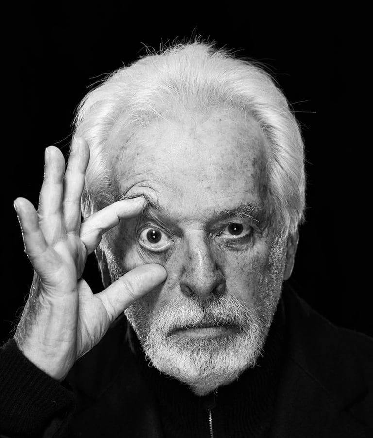 Alejandro Jodorowsky montre son oeil