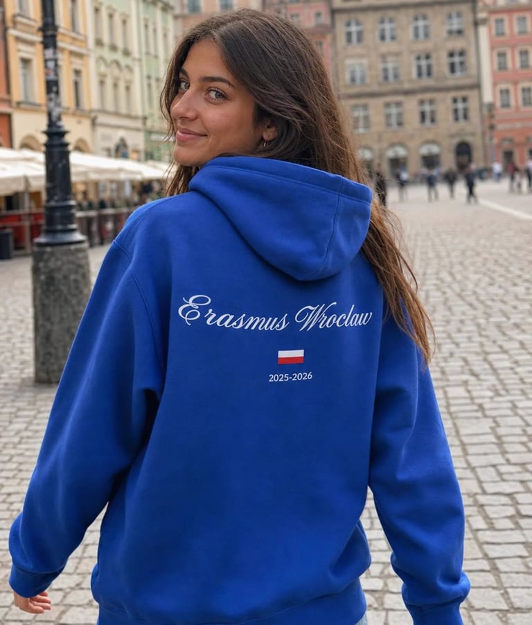 Estudiante Erasmus con sudadera azul Wroclaw en la plaza