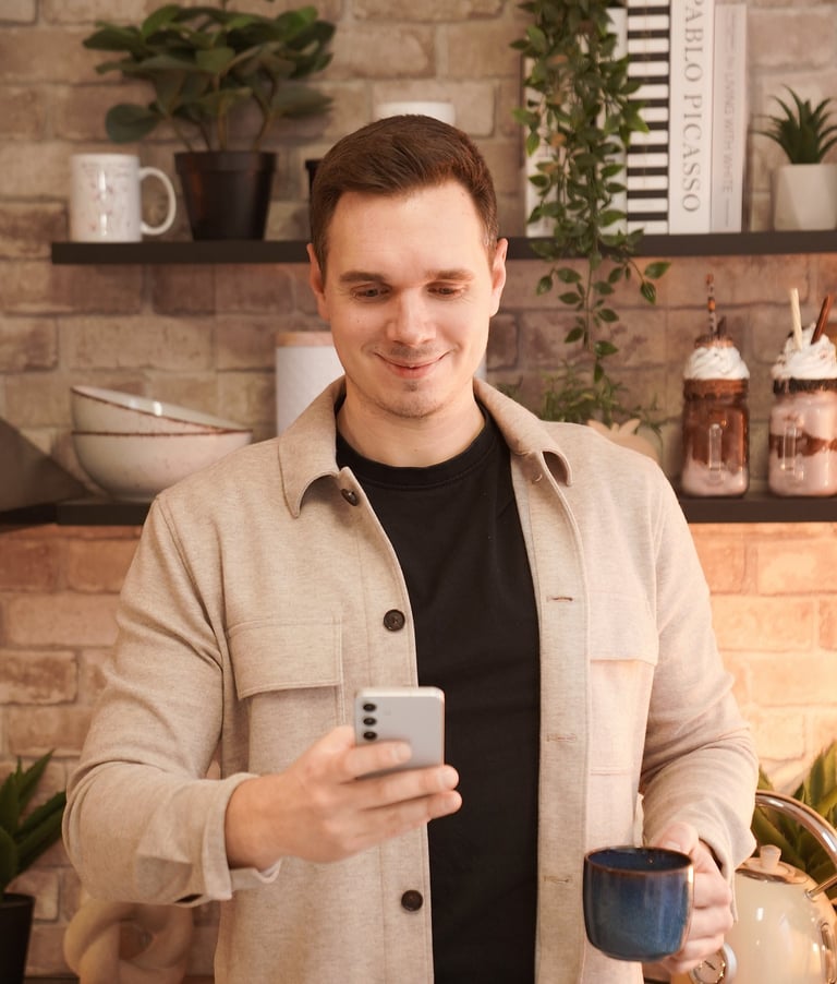 Malte Schilling liest Nachrichten auf seinem Handy