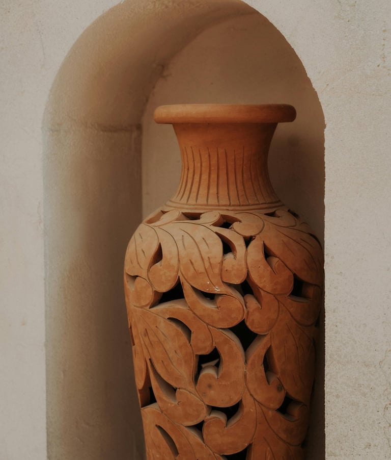 Vaso de barro esculpido, símbolo de ancoragem, elegância natural e contenção energética