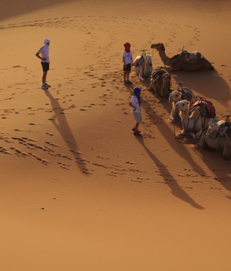 Guía bereber de Sahara Salvaje liderando un trekking en el desierto del Sahara