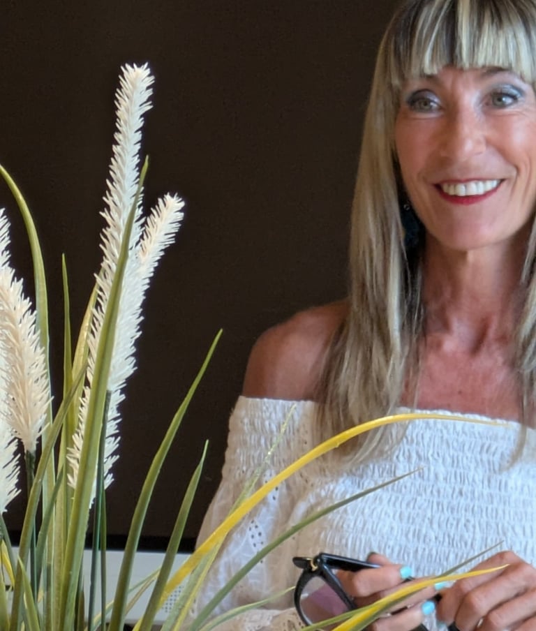 Anna Martínez escuchando a sus alumnas en un taller