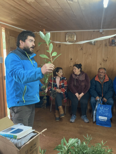 Juan mostrando una planta y enseñando cómo realizar un trasplante en EcoRumbo.