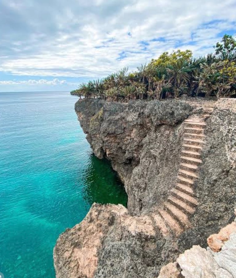 Pitogo Cliff is 1.2 km from Callachuchi