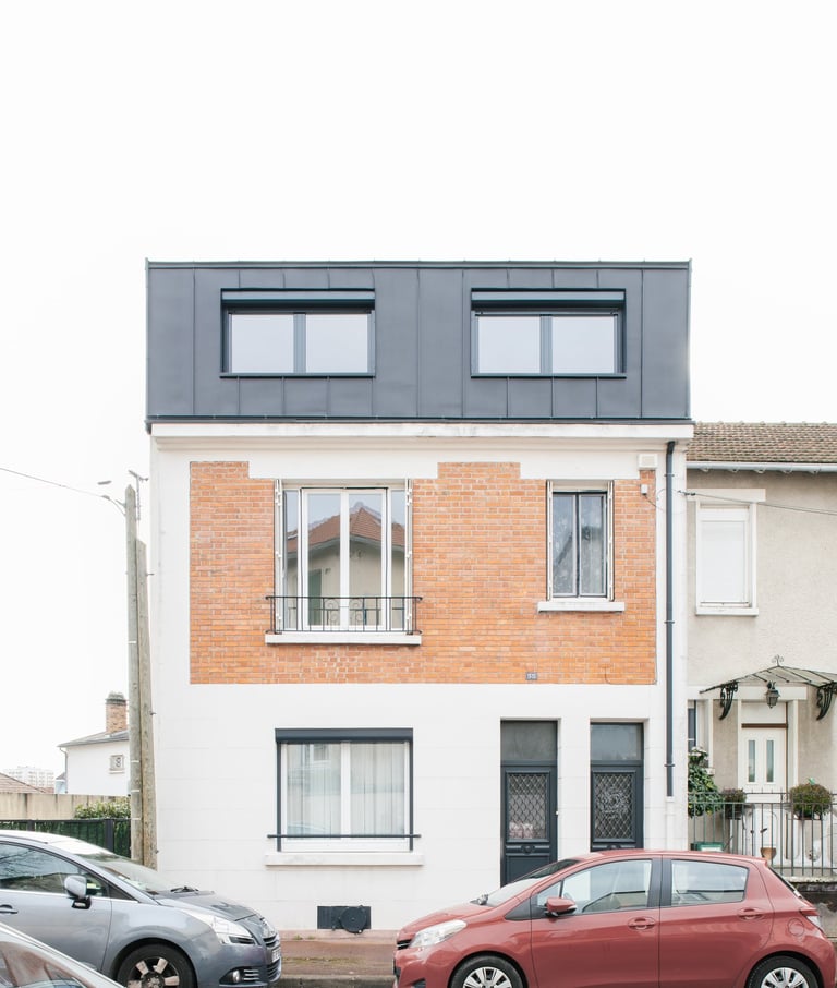 Surelevation of a house with zinc