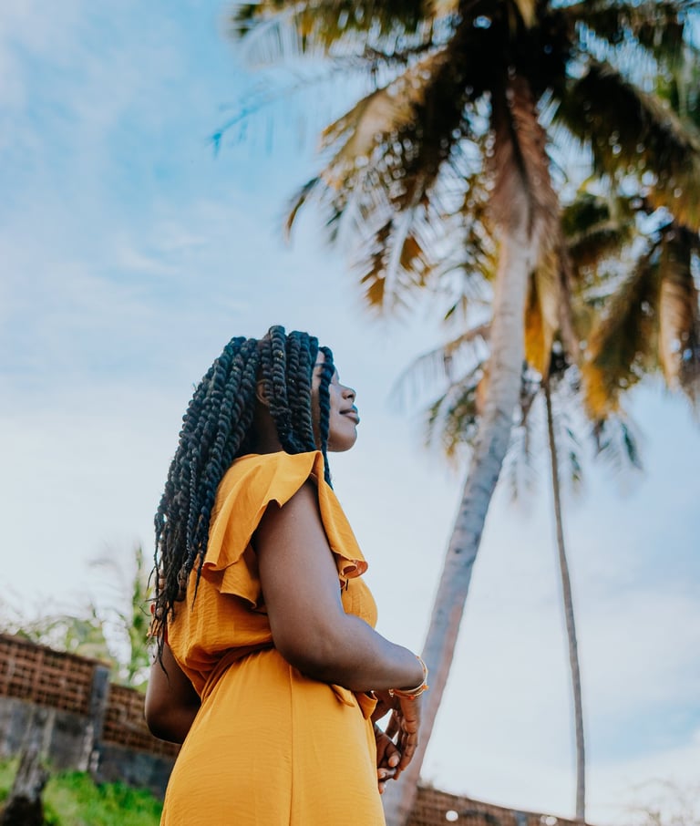 Fille regardant le paysage avec conviction, habillé d'une robe jaune