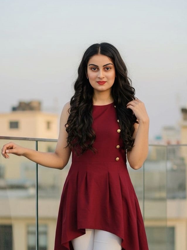 alt="Home massage service with professional female spa therapist"