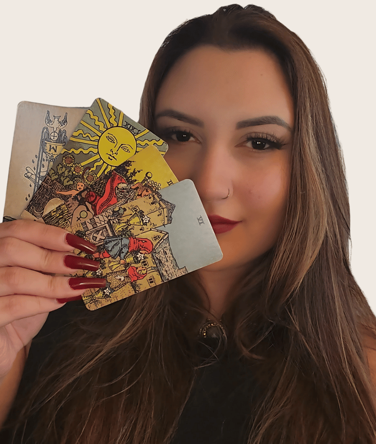 imagem da tarologa milena segurando 4 cartas do tarot