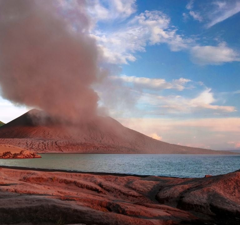 Vulcão ativo em Rabaul, Nova Guiné.