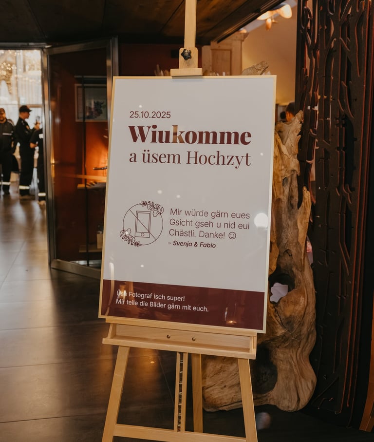 Willkommensschild auf Staffelei mit Begrüssung und Handy-Hinweis.