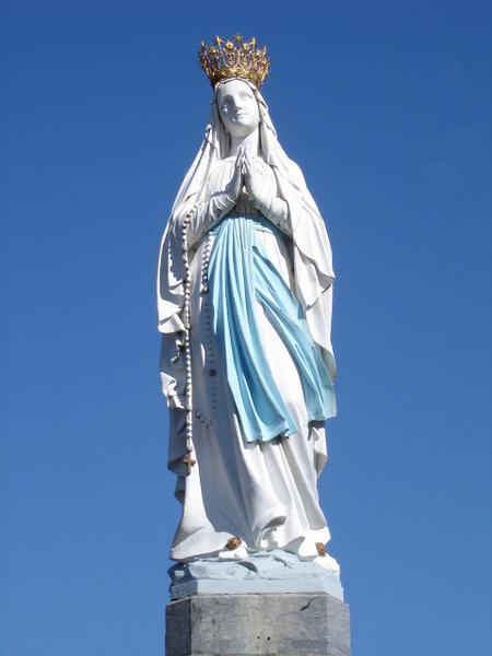 Pèlerins en prière au sanctuaire Notre-Dame de Lourdes