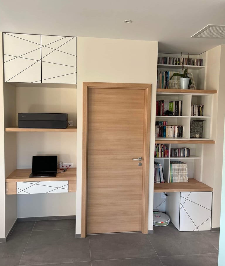 2 niches transformés en espace bureau et bibliothèque