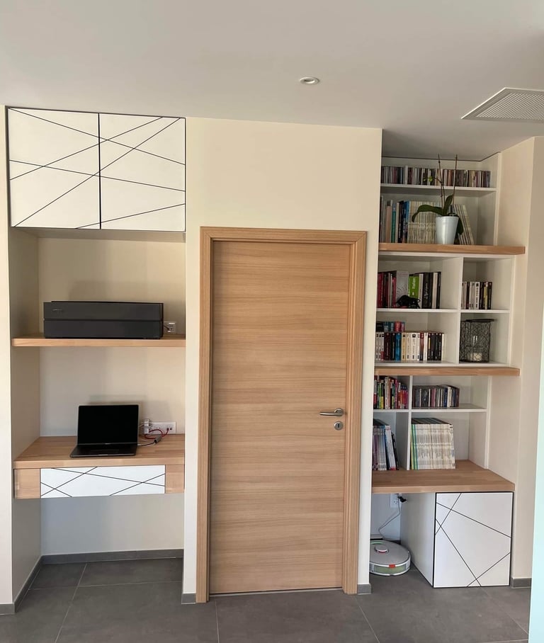 2 niches transformés en espace bureau et bibliothèque