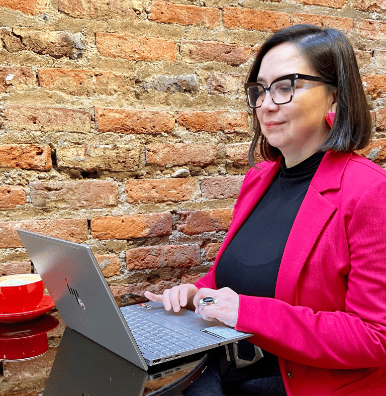 Ilsen Jara, fundadora de Escuela Para Tomar la Palabra trabajando en computador