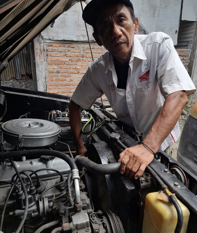 montir sedang melakukan pengecekan mesin