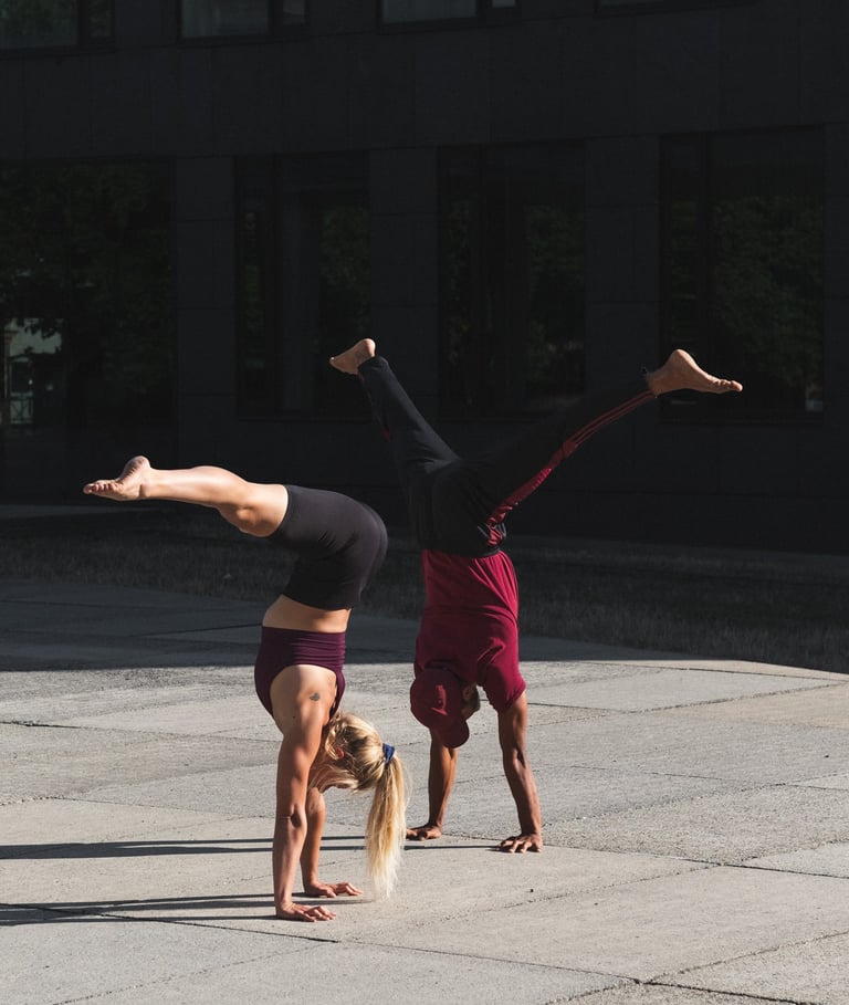 Calisthenics trainer en leerling doen gevorderde handstand en calisthenics buiten in Gent