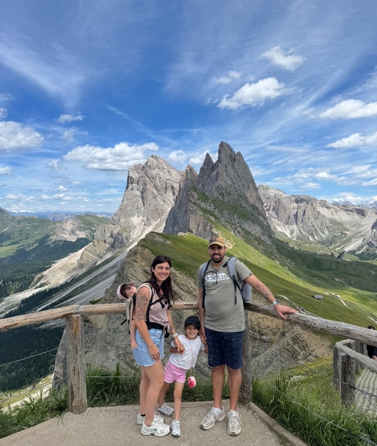 une famille en randonnée à la montagne dans les dolomites