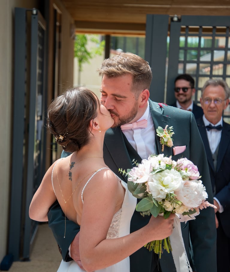 Sortie de mairie mariage champêtre Gers