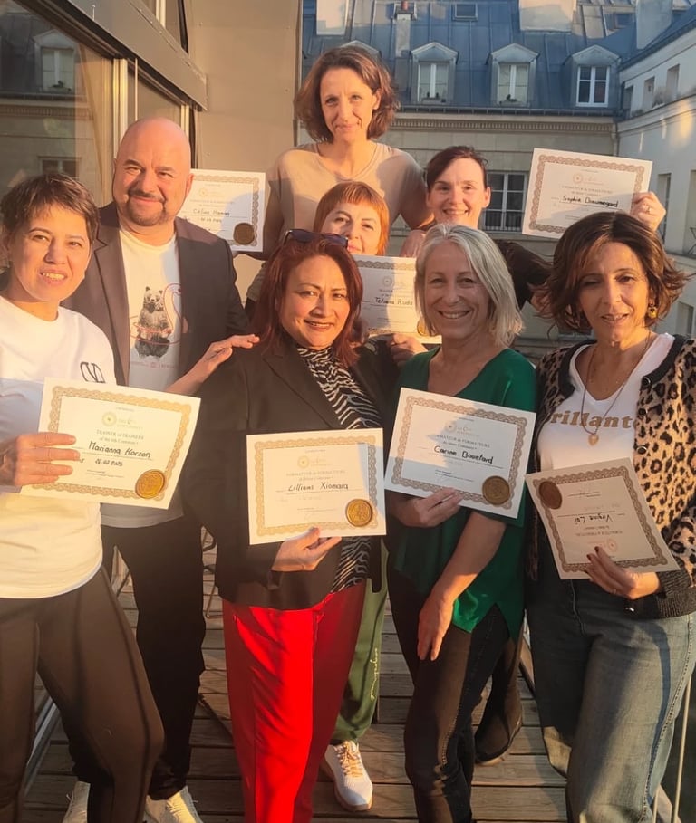 Groupe d’élèves souriants tenant leurs certificats à la fin d’une formation de massage, photographié