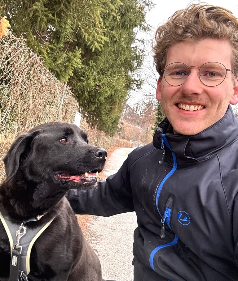 Hundetrainer Salzburg beim professionellen Hundetraining mit Hund und Halter im Freien