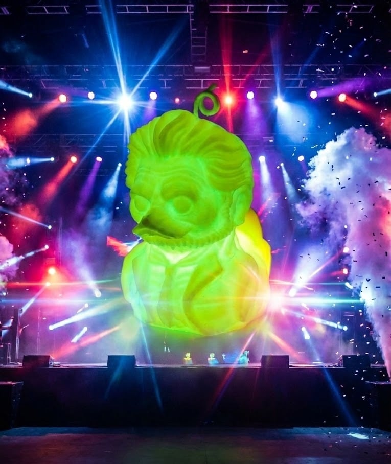 Vela artesanal de pato inspirada en la banda Ghost, diseño geek con efecto luminoso y estilo único.